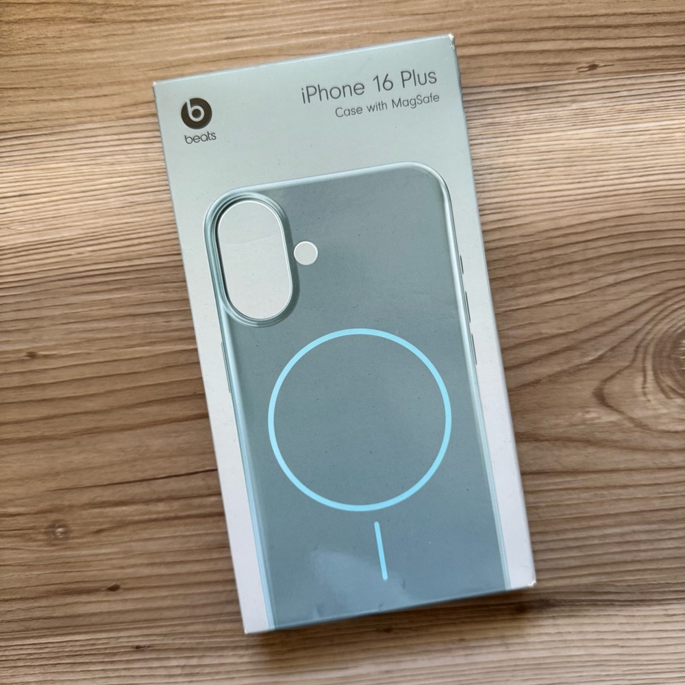 Beats by Dre iPhone 16 Plus Case with MagSafe - Light Blue